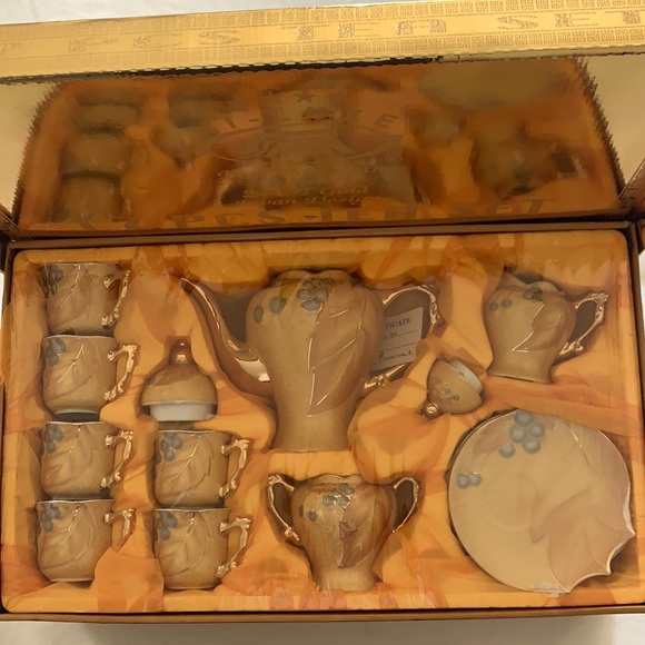 TEA SET - HI- LUXE BEST PORCELAIN 24 CT GOLD 17 PCS TEA SET - Picture 1 of 16